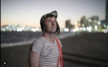 Pablo Cruz caracterizado como el Chavo del 8 para la serie Sin Querer Queriendo | Max