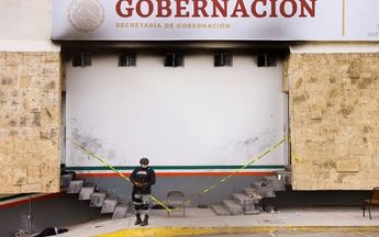 El albergue del INM en Ciudad Juárez fue resguardado por la Guardia Nacional tras el incendio.| Reuters