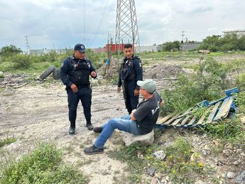 Oficiales entrevistandose con el implicado. | Cortesía