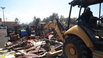 Autoridades estatales y federales supervisaron la eliminación de mini casinos utilizados por el crimen organizado | Foto: Especial