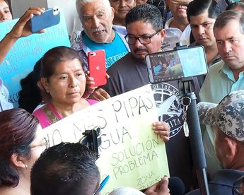 La protesta obligó a interrumpir el inicio del acto oficial. | Redes Sociales