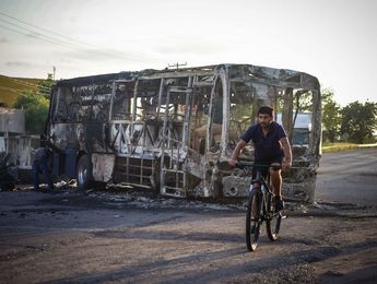 Hombre en bicicleta una noche después de la violencia en Culiacán, Sinaloa / Agencia Cuartoscuro