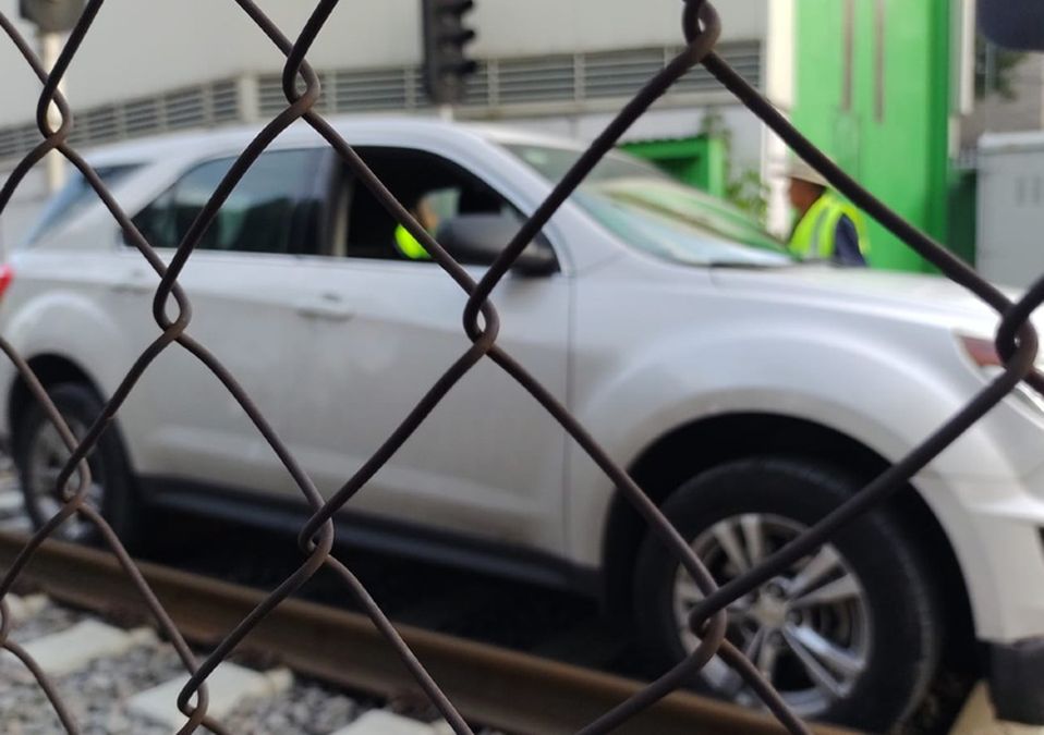 Camioneta atorada en vías del Tren Ligero/ Carlos Tejeda