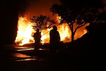 Llamarada visible provocada por el incendio en la Zona Industrial de Guadalajara | Telediario