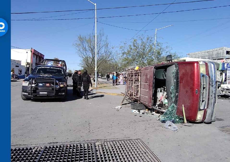 Adolescente choca y provoca volcadura de camioneta en colonia La Alianza en Monterrey. | Agustín Martínez
