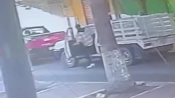 Captan momento exacto en el que hombre roba camioneta en pleno centro de Torreón