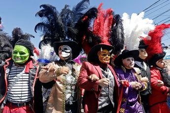 Cuadrilla de huehues del barrio de Xonaca en Puebla / Andrés Lobato