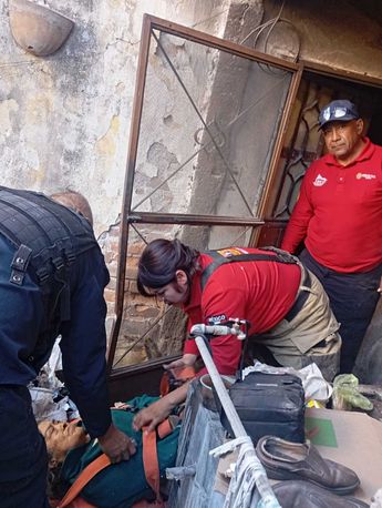 Victoria Hernández Casio, de 84 años, quien se encontraba tirada en el suelo con una de sus extremidades atorada en una puerta. | Foto: Especial.