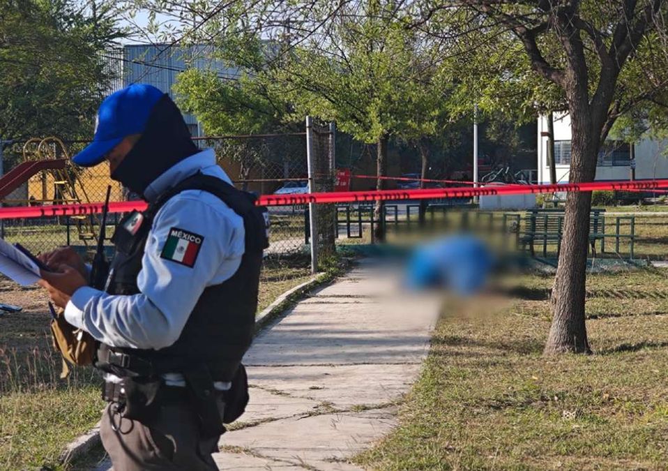Los vecinos de la colonia Fierro en Monterrey reportaron la presencia del cuerpo sobre una banca pública. | Francisco Zúñiga Esquivel