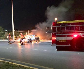 Bomberos realizando maniobras para sofocar el fuego. | Israel Santacruz