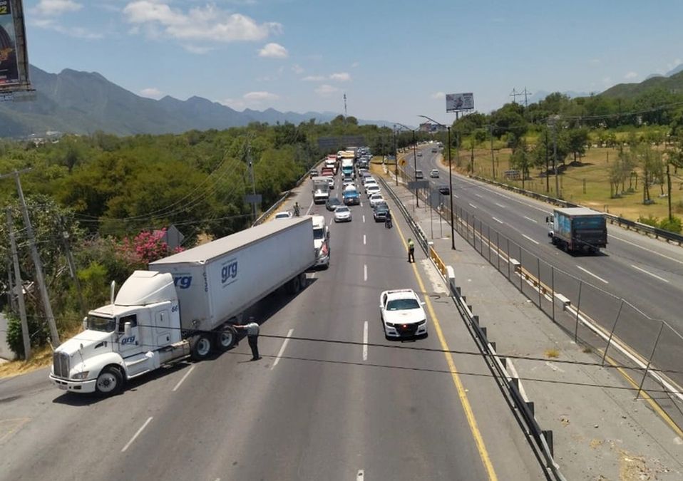 Tráiler choca tras intentar salir de una curva en la Carretera Nacional en Monterrey. | Sandra González