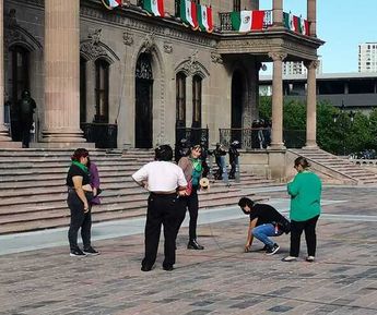 Resguardan Palacio de Gobierno por concentración feminista. / Alexandra Amao