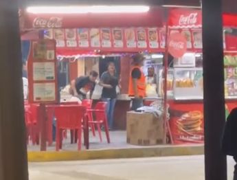 Terror en la Alameda: Lavacoches armado con cuchillo y ebrio desata pelea callejera en Torreón / VIDEO