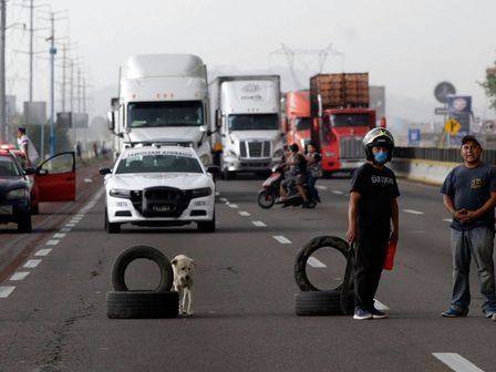 Pobladores de Santa Rita Tlahuapan bloquean la autopista México-Puebla, a la altura de Río Frío / Archivo Cuartoscuro