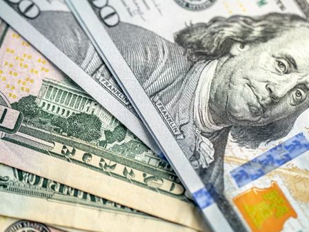 El precio del dólar varía diariamente. | Freepik
