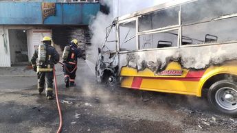 Elementos del grupo Vulcanos sofocaron las llamas, sin embargo, el camión quedó reducido a cenizas / PC Municipal
