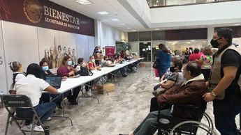 Entregan tarjetas para pensión del Bienestar en el Palacio Federal de Guadalupe