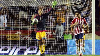 Guido Pizarro durante la jornada 3 del Apertura 2015 en el Estadio Universitario.