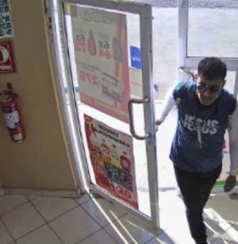 Los sistemas de videovigilancia han captado imágenes claras del rostro del sospechoso, las cuales ya fueron entregadas a las autoridades locales.