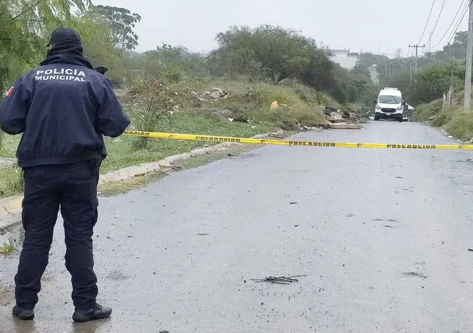 Hallan a cuerpos de pareja en baldío de Juárez
