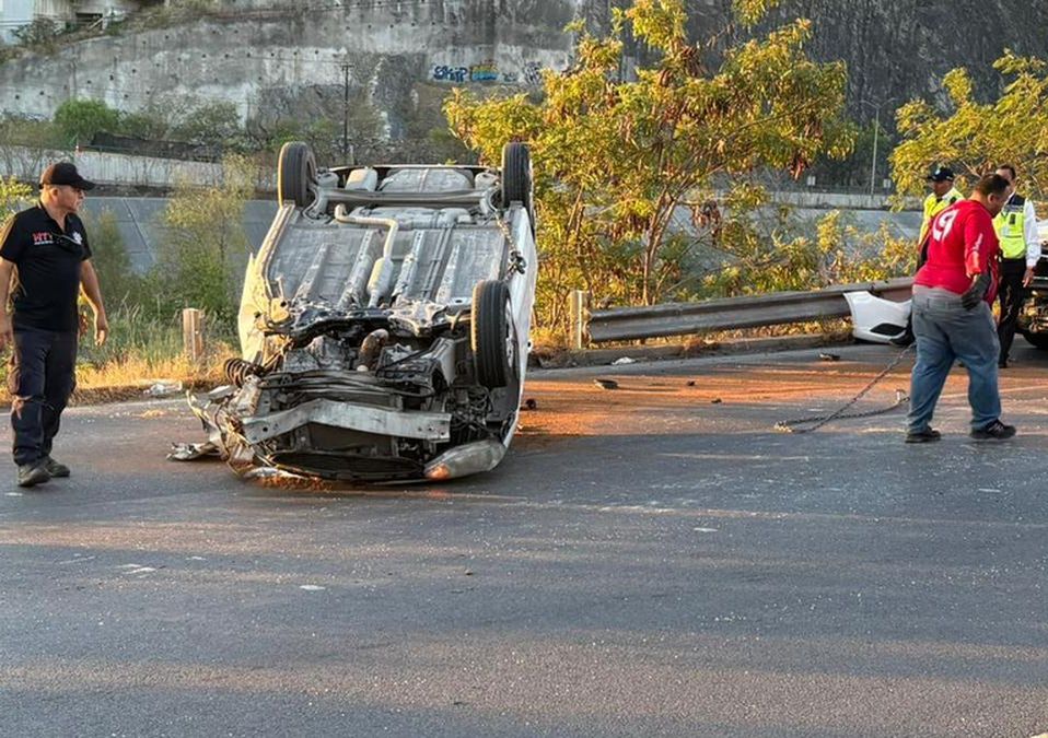 El taxista de aplicación dormitó y se impactó contra un señalamiento, para posteriormente volcarse. | Ángel Mercado