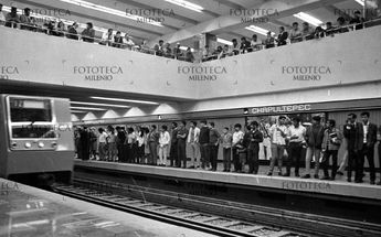 Primeros usuarios del Metro de CdMx / Fototeca Milenio