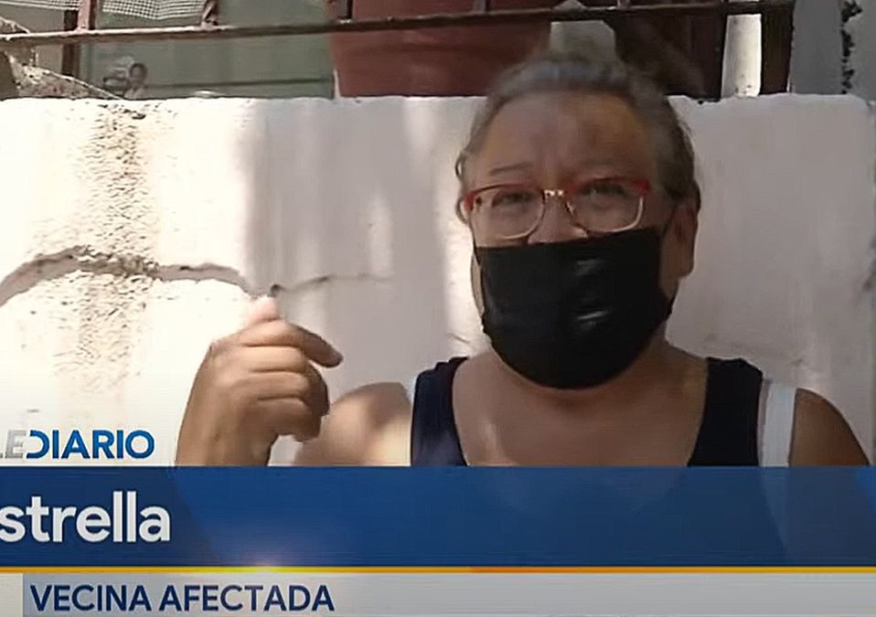 Monterrey: Mujer aprovecha agua de lluvia para bañarse