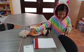 Lupita primero aprendió a escribir en sistema braille y después aprenderá a leer / Abigail García