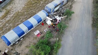 El conductor habría perdido el control del tráiler para luego accidentarse en Escobedo. | Ángel Mercado