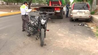 Colonia Carlos Herrera: Motociclista choca contra camioneta estacionada