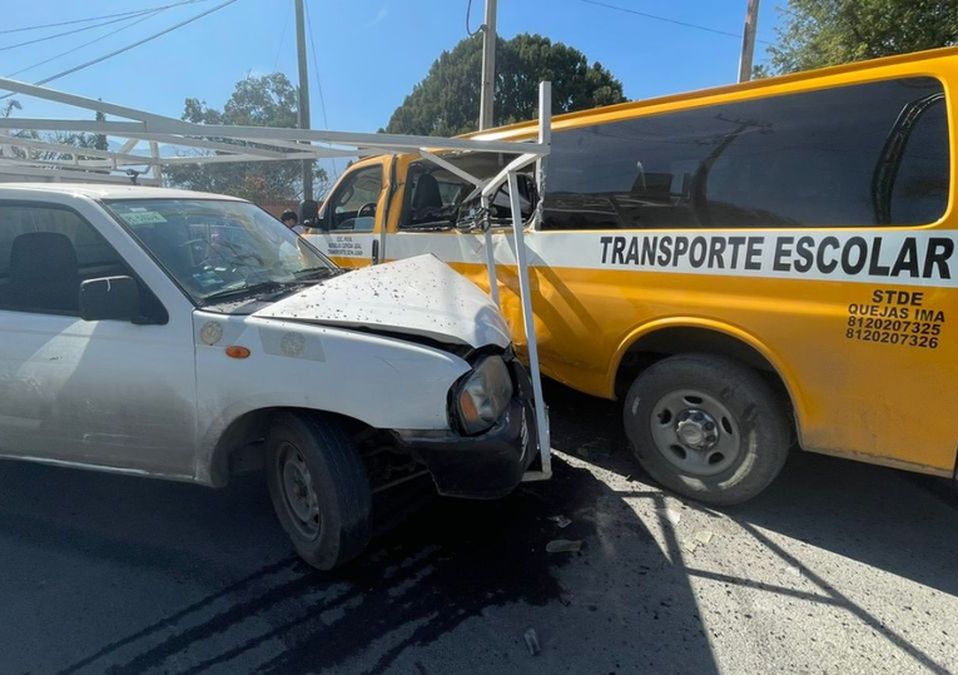 La colisión entre un transporte escolar y una camioneta en una colonia de Santiago encendió la alerta de las autoridades.| Especial