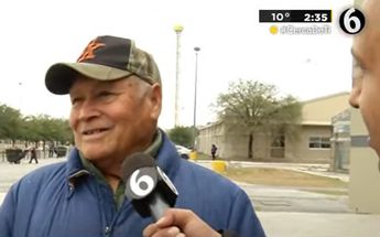 Abuelito que ayudó a fan regia a comprar boleto de RBD