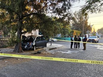 Área del accidente acordonada y elementos de la Policía Vial con el menor implicado en el accidente | Telediario