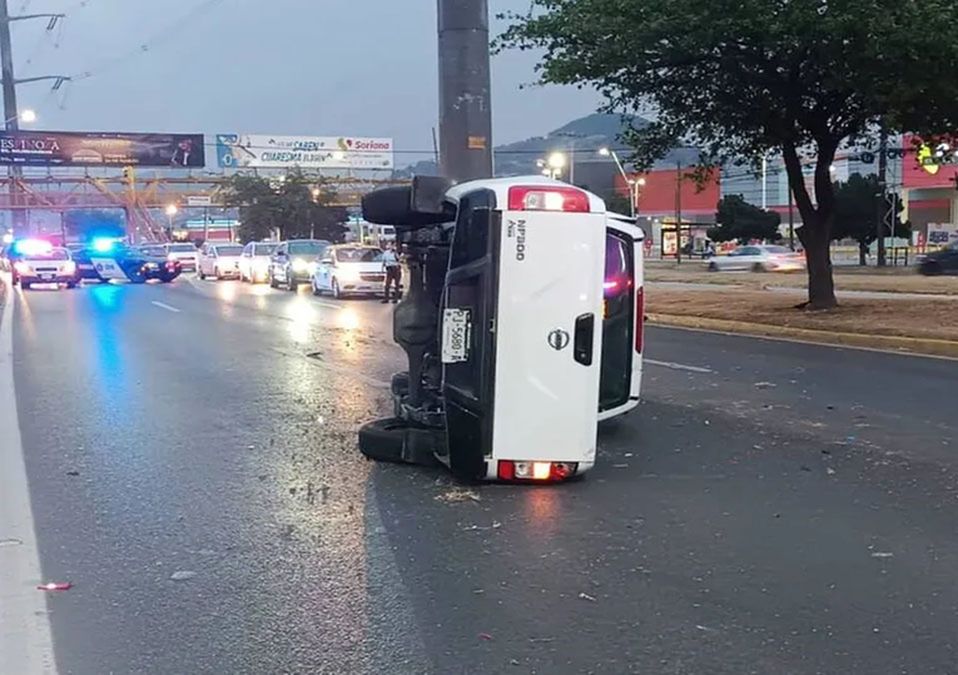 Conductor dormita y vuelca su camioneta en la avenida Lázaro Cárdenas