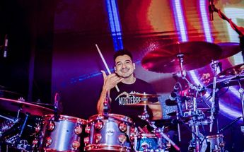 Iván Torres, baterista del Grupo Duelo | Especial