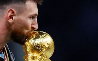 Lionel Messi besa la Copa del Mundo/ Reuters