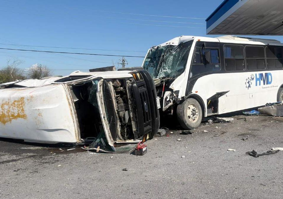 El camión de transporte de personal chocó contra tres vehículos en la gasolinera. | Especial