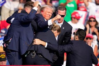 Donald Trump siendo retirado del mitin tras atentado