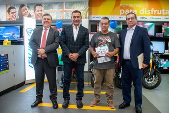 Los funcionarios realizaron una entrega inmediata de placas de motocicleta en una tienda departamental | Gobierno de Jalisco