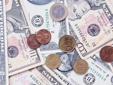 El mercado financiero cierra a las 17:00 horas con el valor del dólar | Freepik