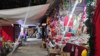 Comerciantes del tianguis navideño en el Parque El Refugio ofrecen desde faroles y coronas hasta nacimientos artesanales | Foto: Gloria Reza