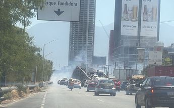 El incendio afecta la visibilidad para quienes circulan prácticamente por todos los carriles. | Especial