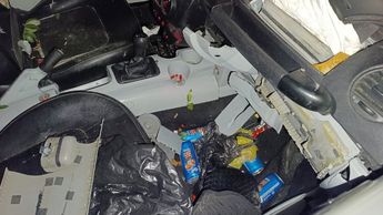 En el interior del vehículo se encontraron los restos de varias bebidas alcoholicas. | Vicente Torres Alfaro
