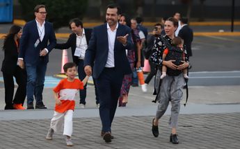 Jorge Álvarez Máynez llegando en compañía de su familia al primer debate presidencial / Javier Ríos