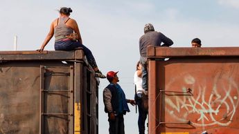 Poblaciones de la Mixteca y la Sierra Norte se preparan para recibir a los connacionales que regresan a sus raíces / Agencia Es Imagen