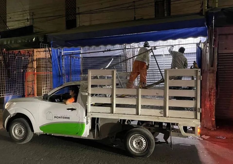 Monterrey quita estructuras de comerciantes sobre corredor de Colegio Civil