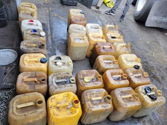 Decomisan bidones con hidrocarburo en Monterrey / Cortesía