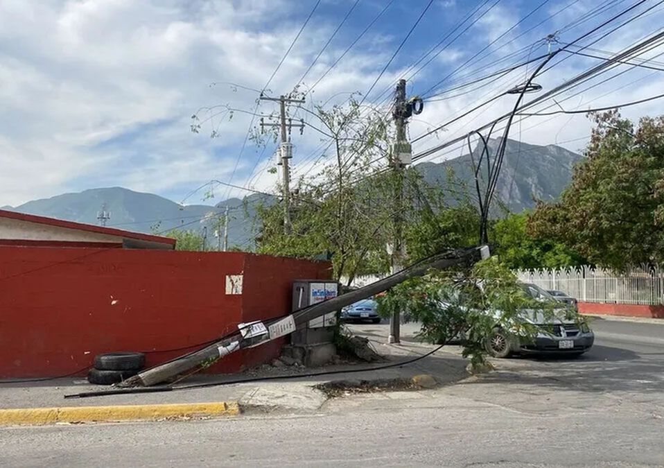 Menor en estado grave tras caerle poste encima; familia pide a Fiscalía de NL que actúe