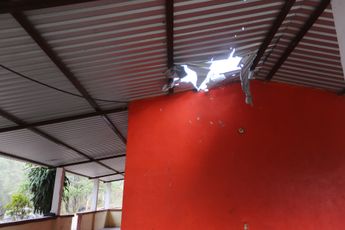 Los daños se pueden ver en casas, autos y en varones altamente armados. | Jorge Carballo
