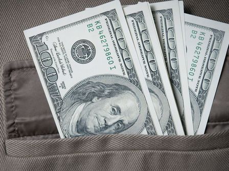 El peso mexicano lucha por mantenerse cerca de las 18 unidades por dólar.